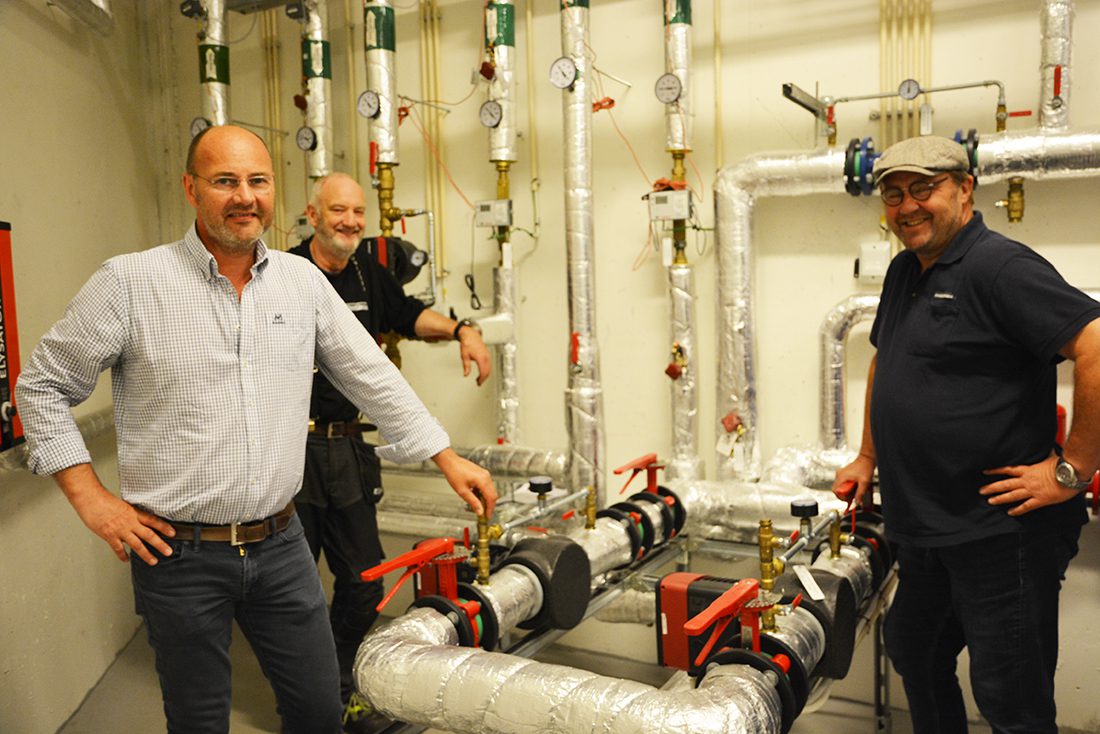 Fra venstre: Daglig leder Tore Rokkones og Nils Petter Løkken hos rørleggerbedriften Oswald Jørs AS i Bergen. Distriktansvarlig Lars-Kristian Stenhaug fra Armaturjonsson til høyre.